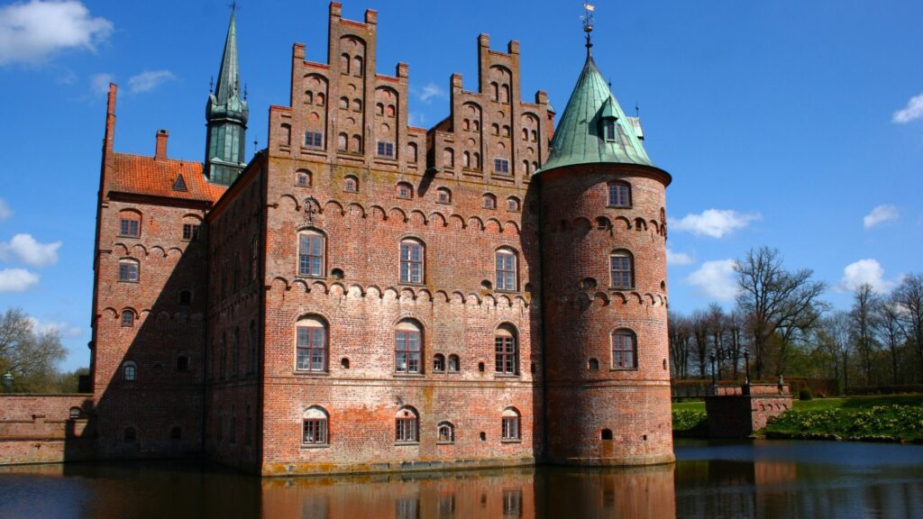 Egeskov Slot på Fyn - hold ferien i sommerhus på Fyn