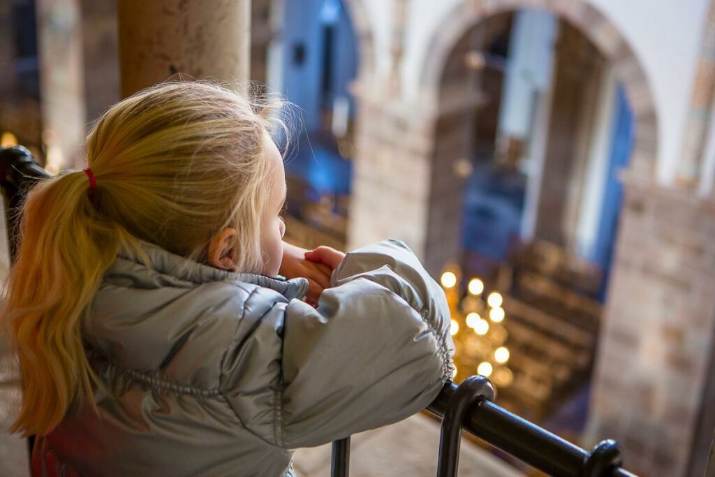 Pige i domkirken