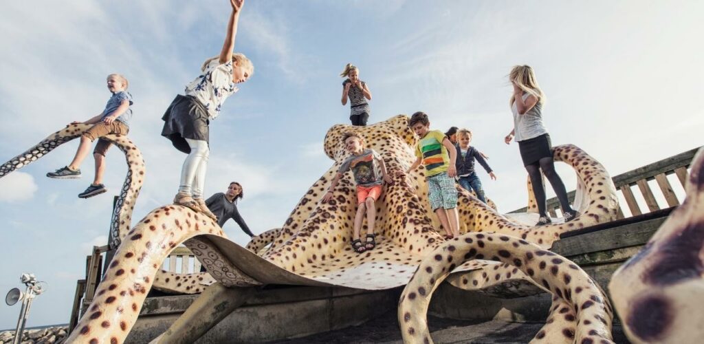 Barn leker på lekplatsen i Kattegattcentret.