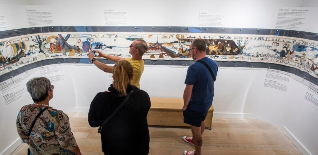 Udstilling med besøgende