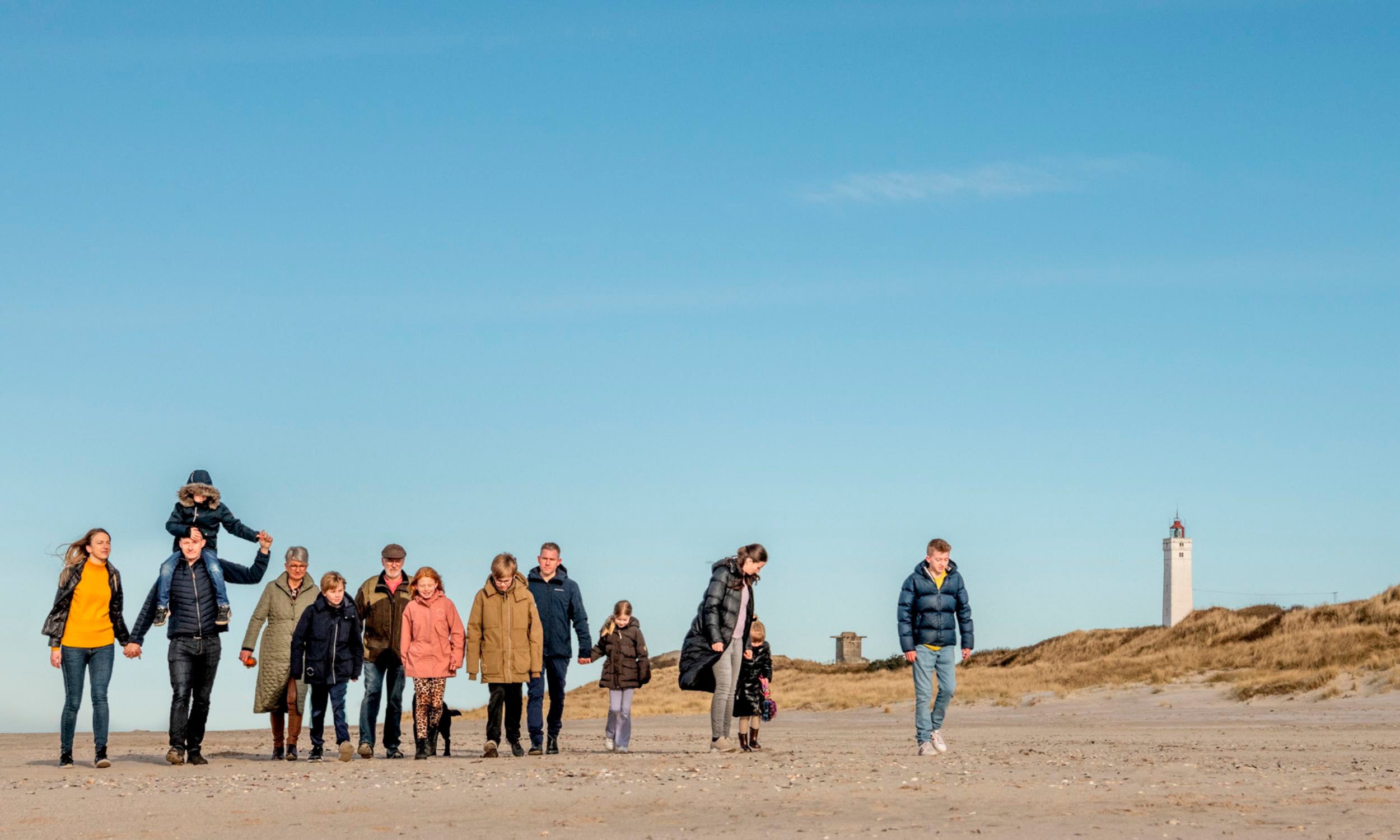 Familj på stranden vid Nordsjön