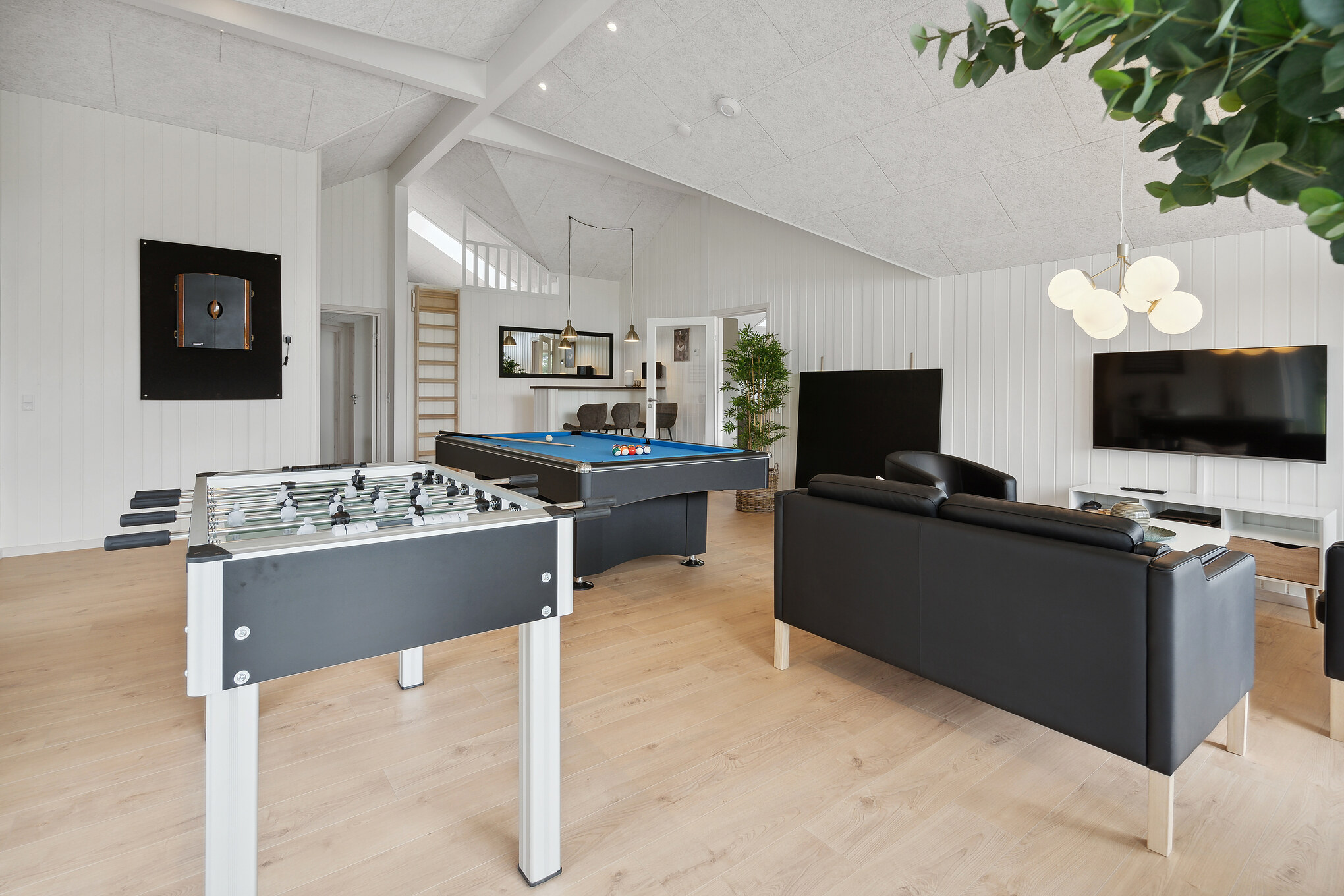 Aktivitetsrum med biljardbord och spel i ett semesterhus