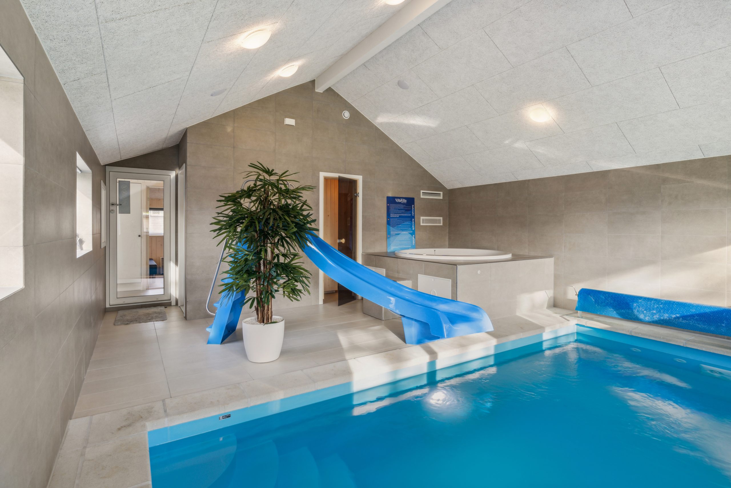 poolrum med rutschbana