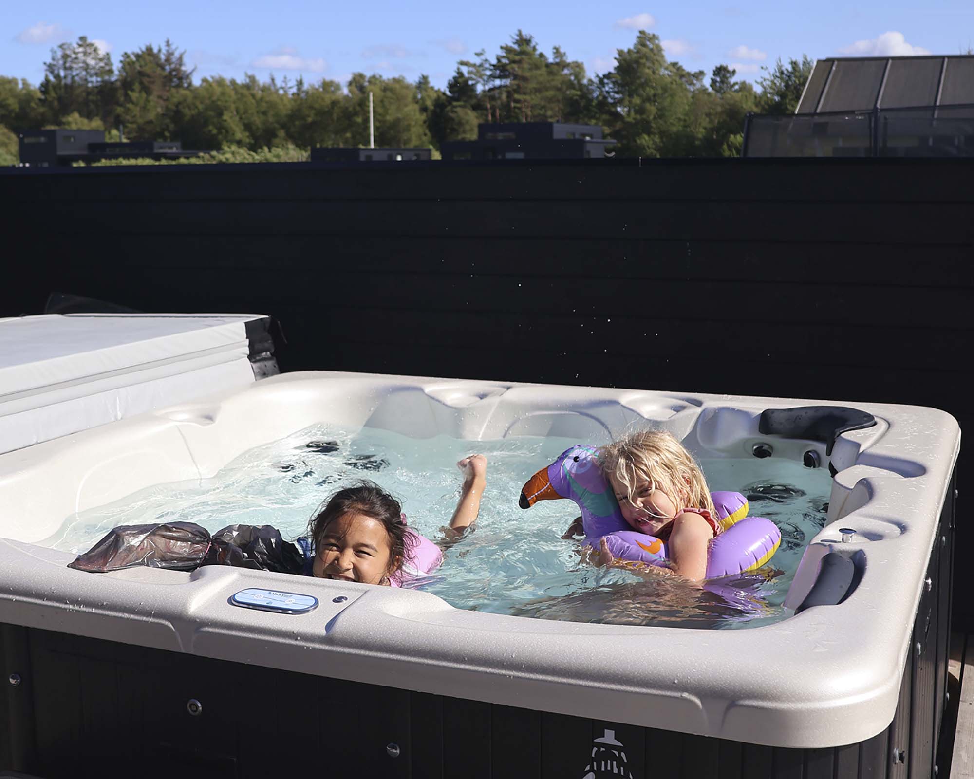 Barn som leker i ett bubbelbad i ett semesterhus