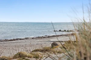 Hasmark strand med utsikt över stranden och vattnet