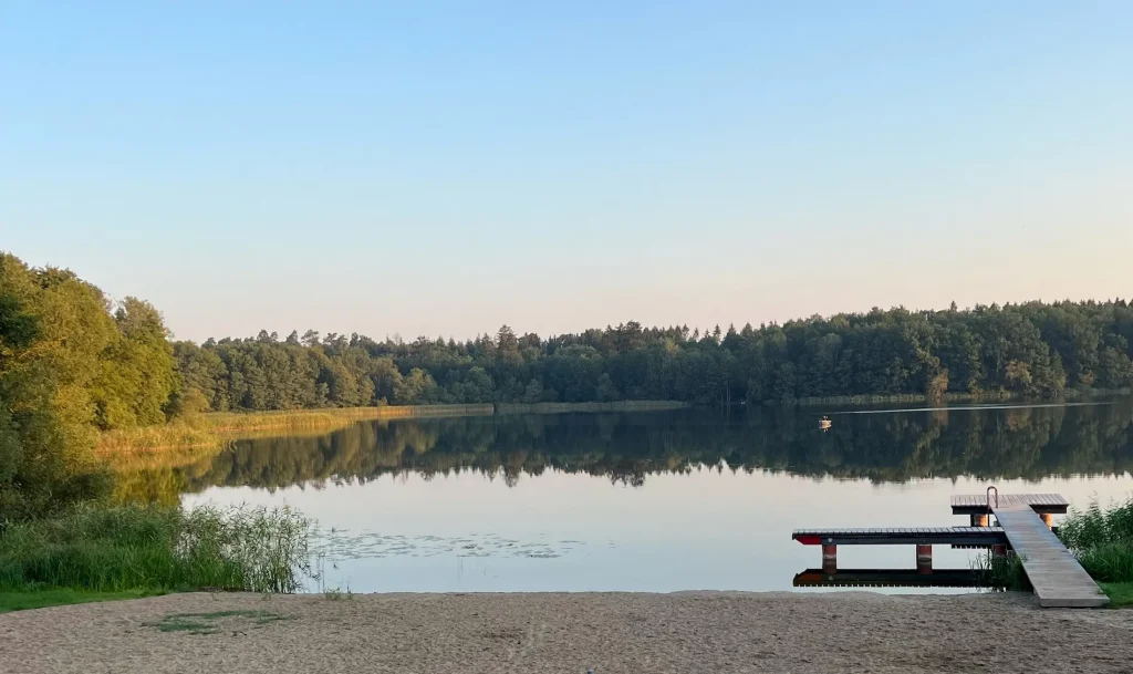 Trams am See med utsikt över stranden, bryggan och sjön